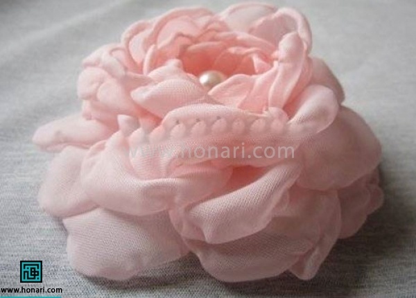 گل زیبایی شکل گرفته است که میتوانید با دست گلبرگ های روبان دوزی رو حالت بدهید تا زیبا تر شود
