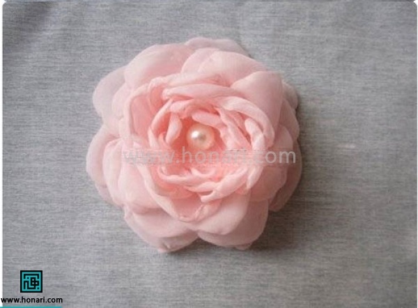 با استفاده از چند مروارید در مرکز کار گل تکمیل میشود