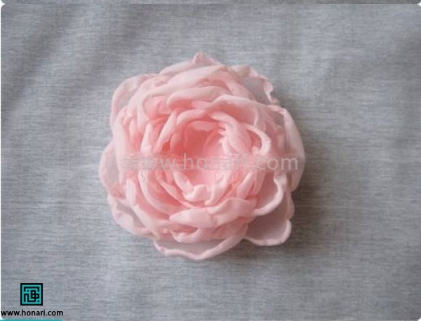 3 سایز بزرگتر را روی هم به صورت برعکس بگزارید و سه سایز دوم را به صورت معمولی و با چسب تفنگی بچسبانید