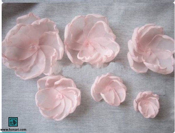 گلبرگ های هم سایز را با هم بچسبانید. به این ترتیب 6 تا گل جدا از هم دارید