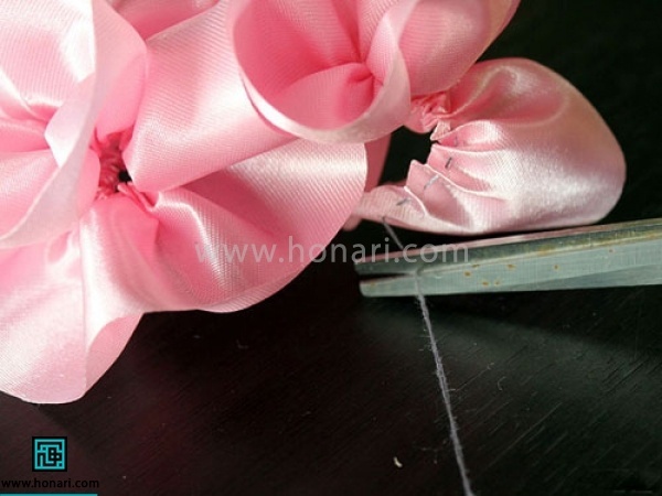 زمانیکه کوک تمام شد نخ را قیچی نکنید و همان نخ را بکشید. به این عمل چین کش کردن میگویند