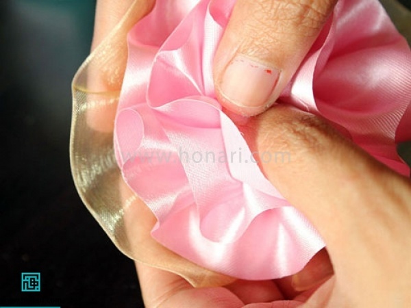 روبان حریر را هم به شکل قبل چین کش کنید فقط روبان حریر طولش کمتر باشد. با چسب این دو روبان را به هم وصل کنید