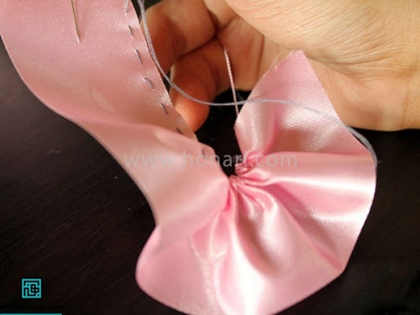 روبان 2 یا 3 سانتی را انتخاب کرده و پایین روبان را کوک معمولی بزنید
