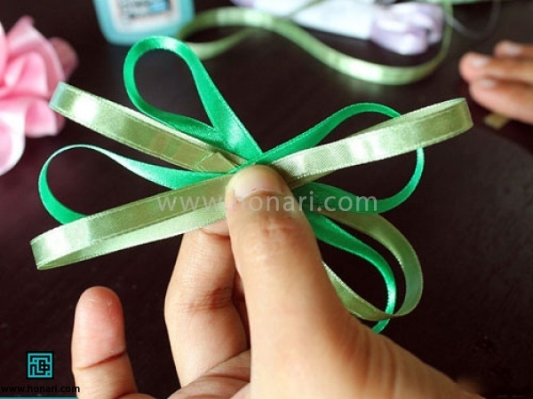 4 عدد از این روبان های پیچ خورده اماده کنید