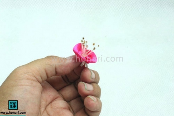  پرچم را به اولین گلبرگ بچسبانید 