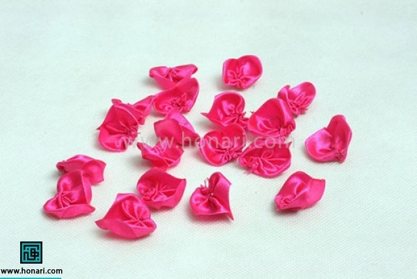 تعدادی از این گلبرگ های روبان دوزی شده را اماده کنید. هر چه گل بزرگتر و پر تری را بخواهید تعداد گلبرگ ها را بیشتر کنید
