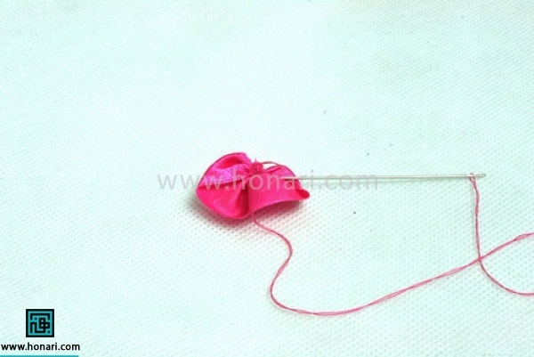 نخ را بکشید تا گلبرگ جمع بشود 