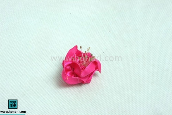 گلبرگ ها را تک به تک به هم بچسبانید تا کم کم شکل گل بگیرد