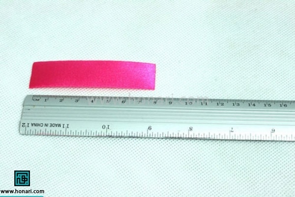 روبان را به طول 8 سانتی متر و عرض 2 الی 3 سانتی متر انتخاب کرده
