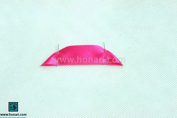 دو گوشه روبان را  تا بزنید و سوزن بزنید