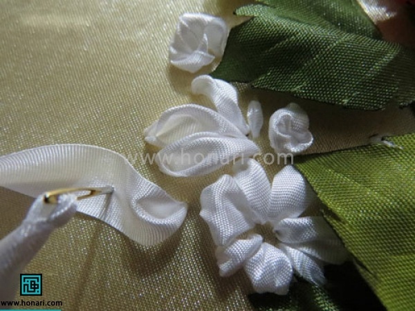 همانطور که در تصویر میبینید نباید روبان را خیلی بکشید و کمی حالت برجسته به روبان بدهید 