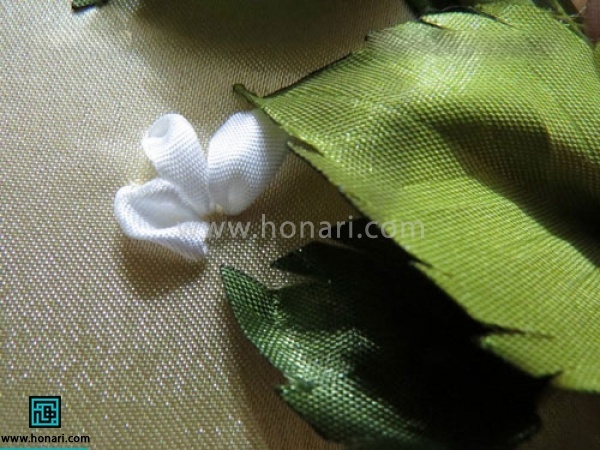 با روبانی نیم سانتی و یا یک سانتی سوزن را از پارچه بیرون کشیده و در فاصله ای بین نیم تا دوسانتی در پارچه فرو کنید

به این دوخت شلال میگویند
