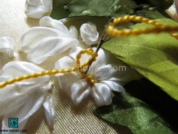 بعد از اتمام کار با نخ عمامه در مرکز گل گره فرانسوی بزنید