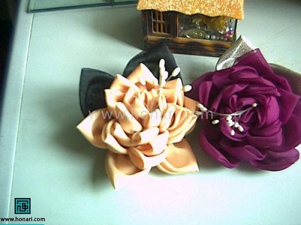 3 ردیف گل از کم تا زیاد اماده کنید و طبقه های گل را روی هم سوار کنید و با چسب تفگی بچسبانید.
از پرچم برای مرکز گل کمک بگیرید