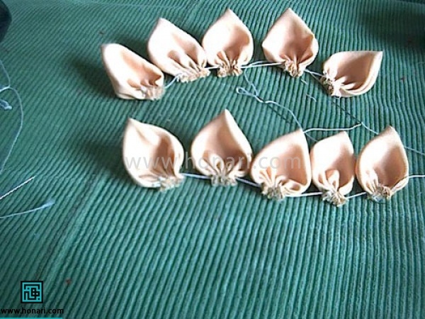 گلبرگ های اماده شده را 10 تا 20 عدد درست کنید. تمام گلبرگ های روبان دوزی شده را ردیفی با استفاده از سوزن نخ بکشید مثل تصویر
