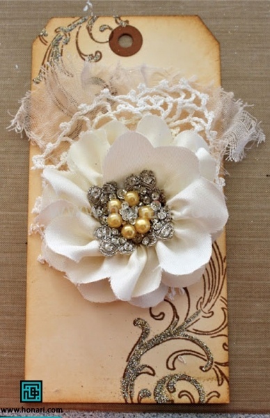 حریر و تور را روی تخته چوبی بچسبانید و گل روبان دوزی اماده شده را روی ان بچسبانید تا قاب تزیینی شما کامل شود 