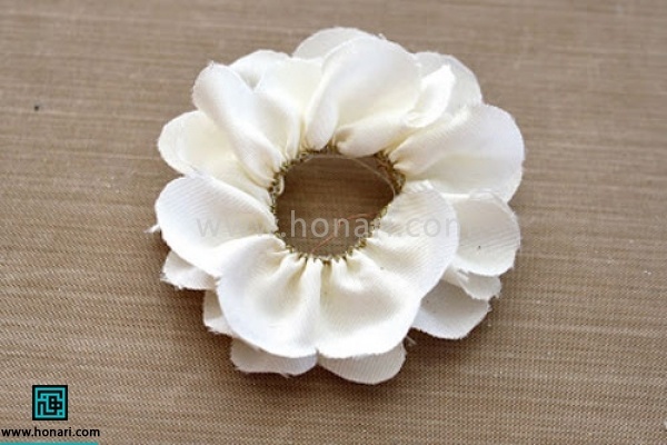 پایین روبان را کوک بزنید تا چین کش بشود و روبان چین خورده را دور خودش بپیچید