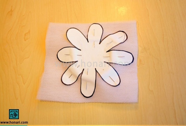 روی کاغذ گلی را بکشید و دورش را بچینید تا یک الگو داشته باشید.

تور را 4 لا کرده و الگو را روی تور بگزارید و ببرید
