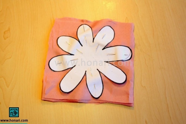 همان الگو را روی چند روبان حریر یا ساتن بگزارید و ببرید