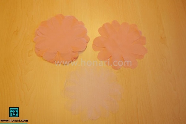 روبان ها و تور ها را روی هم بگزارید به این صورت که چند ردیف روبان و یک ردیف تور