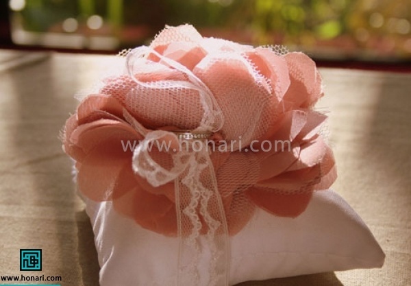 برای شکیل تر شدن جای حلقه گل روبان دوزی را روی یک کوسن کوچک سوار کنید
