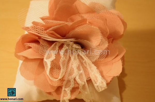 گل را میتوانید با چند روبان دیگر تزیین کنید و به عنوان جای حلقه استفاده کنید