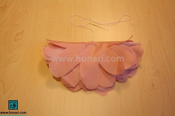 از وسط تا کنید و با نخ بدوزید 