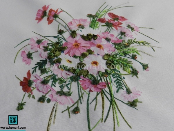 اگر هم نقاشی نکردید با مداد روی پارچه مد نظر را خودتان طرح ساده را بکشید تا متوجه قرار گرفتن جای گلها هنگام دوخت بشوید. با روبان نیم سانتی روی طرح برگ ها را شلال بزنید و با نخ عمامه ساقه ها را بدوزید