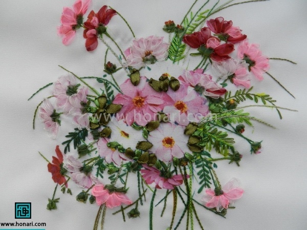 بعد از دوخت برگ و ساقه دوخت گل را شروع کنید