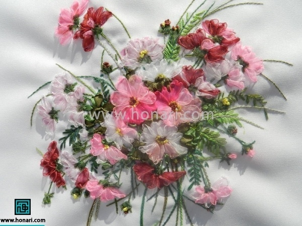 همانطور که در تصویر میبینید تمامی گلها با دوخت شلال روبان دوزی انجام شده است 