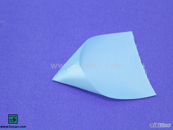 روبان 3 الی 4 سانتی را به طول 6 تا 8 سانتی متر ببرید کمی گوشه های روبان را روی هم بیاورید تا یک مثلث کوچک ایجاد شود. چند کوک بزنید تا از هم باز نشود 