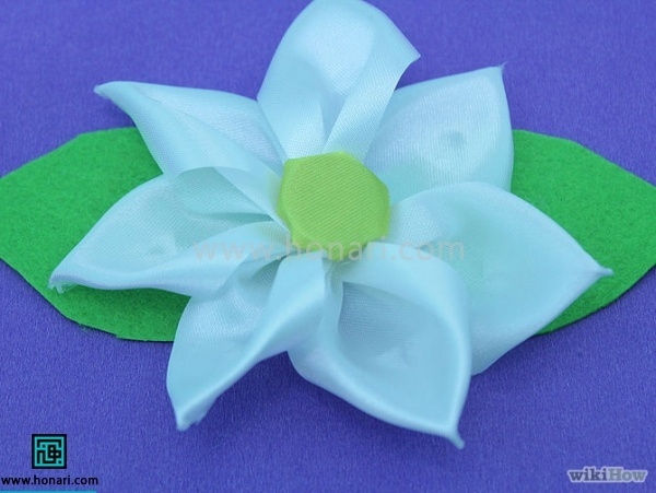 برای برگ میتوانید از روبان یا نمد استفاده کنید. روی کاغذ شکل برگ بکشید و به عنوان الگو استفاده کنید 