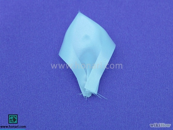 پایین روبان را هم جمع کنید تا کاملا شبیه گلبرگ شود و با چند کوک محکمش کنید 