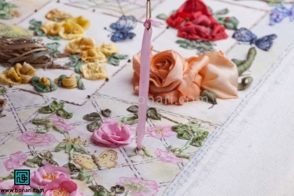 روبان نیم سانتی یا یک سانتی را از پارچه بیرون بکشید 