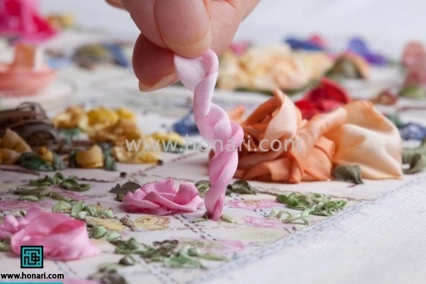 سوزن را در جایی که مشخص کردید در پارچه فرو کنید