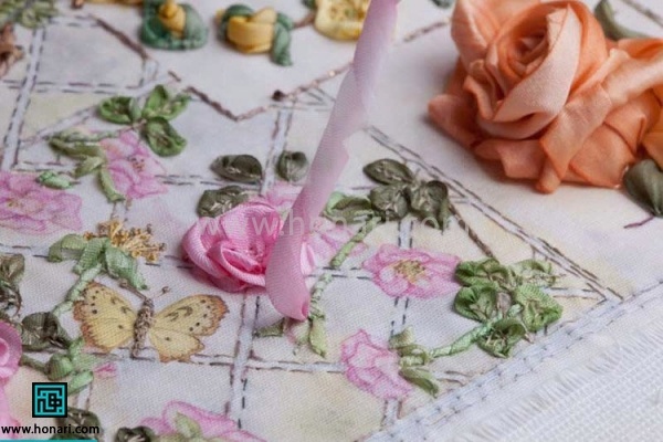 روبان را با دست تاب بدهید 