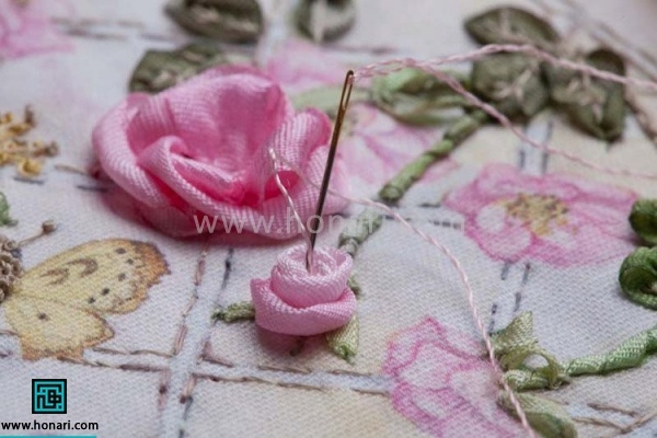 همانطور که در تصویر میبینید رز روبان دوزی کوچکی شکل گرفته است با نخ به وسط گل چند کوک ریز بزنید تا رز تز هم باز نشود 