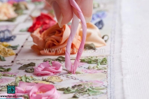 روبان پیچ خورده را با دست بگیرید تا از هم باز نشود