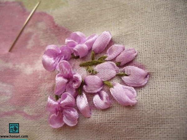 برای سر شاخه ها شلال ساده بزنید و با نخ دمسه ساقه دوزی کنید . برای زیبا تر شدن کار از رنگهای اکرولیک یا رنگهای مخصوص پارچه استفاده کنید و زمینه کار را رنگ و سایه بزنید