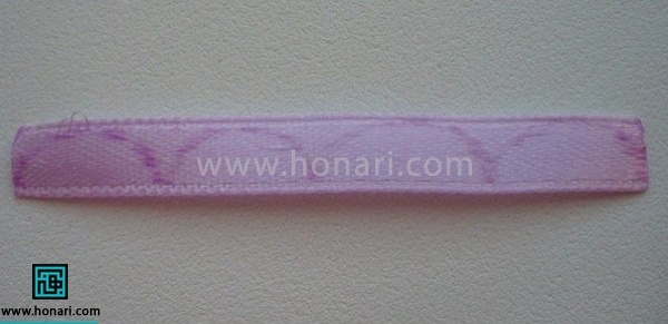 روبان یک یا دوسانتی به طول 6 سانتی متر را انتخاب کرده و با خودکار روی روبان حلال بکشید.

دقت داشته باشید که فقط 4 حلال بکشید
