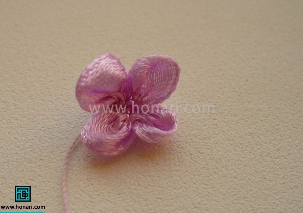 با کشیدن نخ میبینید که گل شکل گرفته است و چون 4 حلال کشیده ایم گلی 4 پر داریم