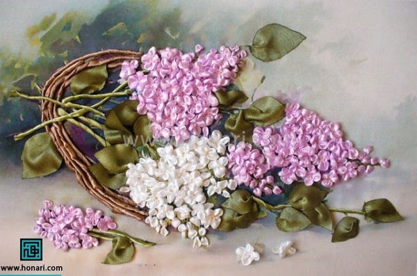 زمانیکه دوخت سر شاخه ها تمام شد گلهای روبان دوزی اماده شده را تک تک با چسب تفنگی یا با کوک زدن به تابلو وصل کنید.
