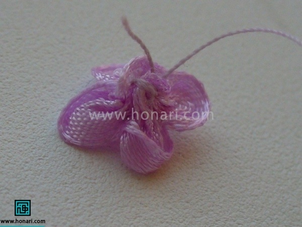 دو سر نخ را از پشت گره بزنید 