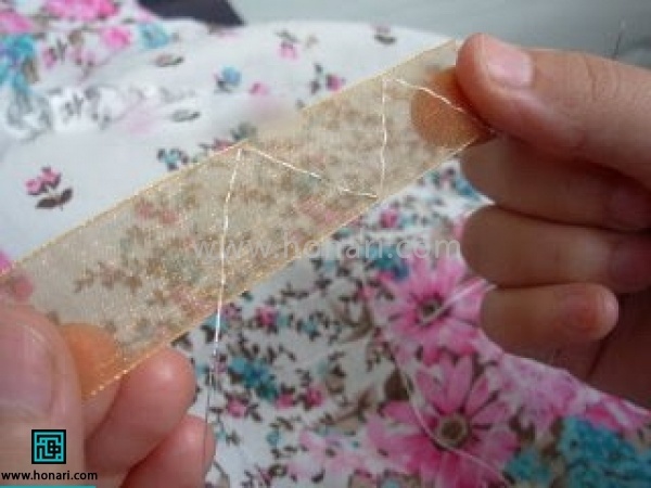 آموزش روبان دوزی کوکب فانتزی-مرحله 3 با کوک تقریبا ریز شروع به دوخت کنید و مانند تصویر دوختی مثلثی داشته باشید یکسان و منظم