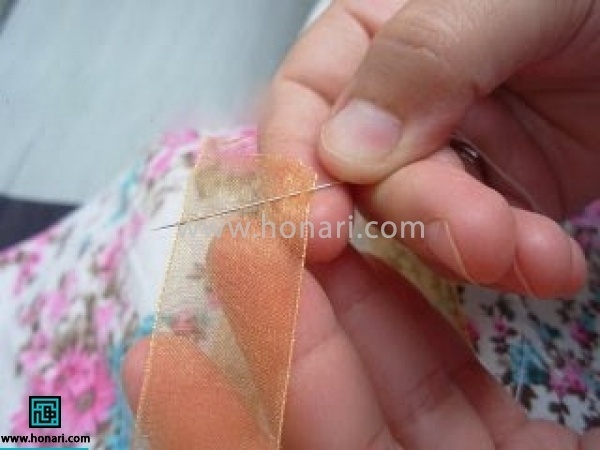 آموزش روبان دوزی کوکب فانتزی-مرحله 1 روبان 2 یا 3 سانتی را به طول 8 سانتی متر انتخاب کنید