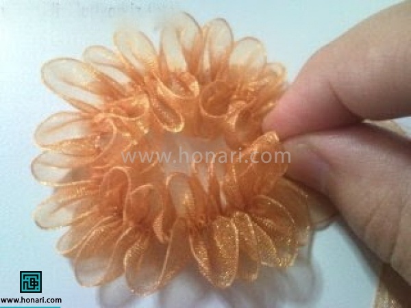 لبه های گل را با دست حالت دهید تا زیبا تر بشود