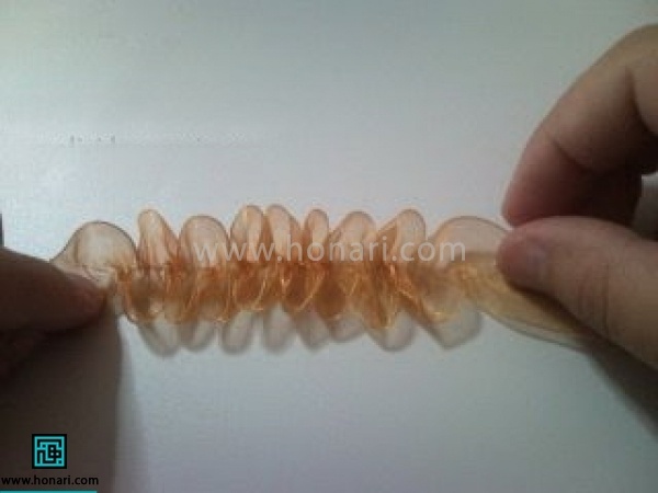 سر و ته روبان را بکشید تا کاملا چین بخورد