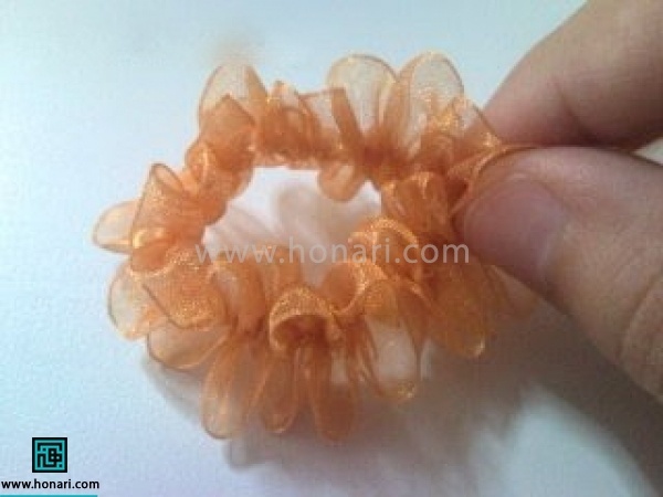 دو سر روبان که چین خورده است را به هم وصل کنید تا حلقه شود