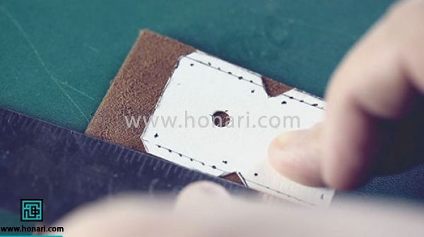 برای صاف برش زدن خطوط می تونیم از یک خط کش فلزی کمک بگیریم. 