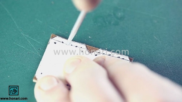 محل سوراخ ها رو روی چرم علامت گذاری می کنیم و با استفاده از سنبه ی شماره یک یا نیم محل علامت ها رو سوراخ می زنیم. 